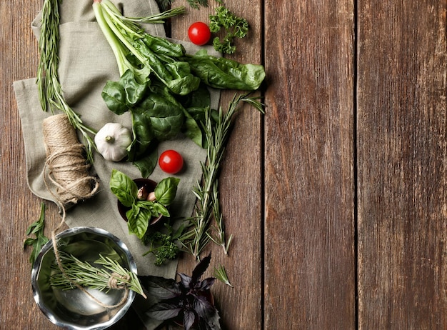 Ingredientes frescos sobre mesa